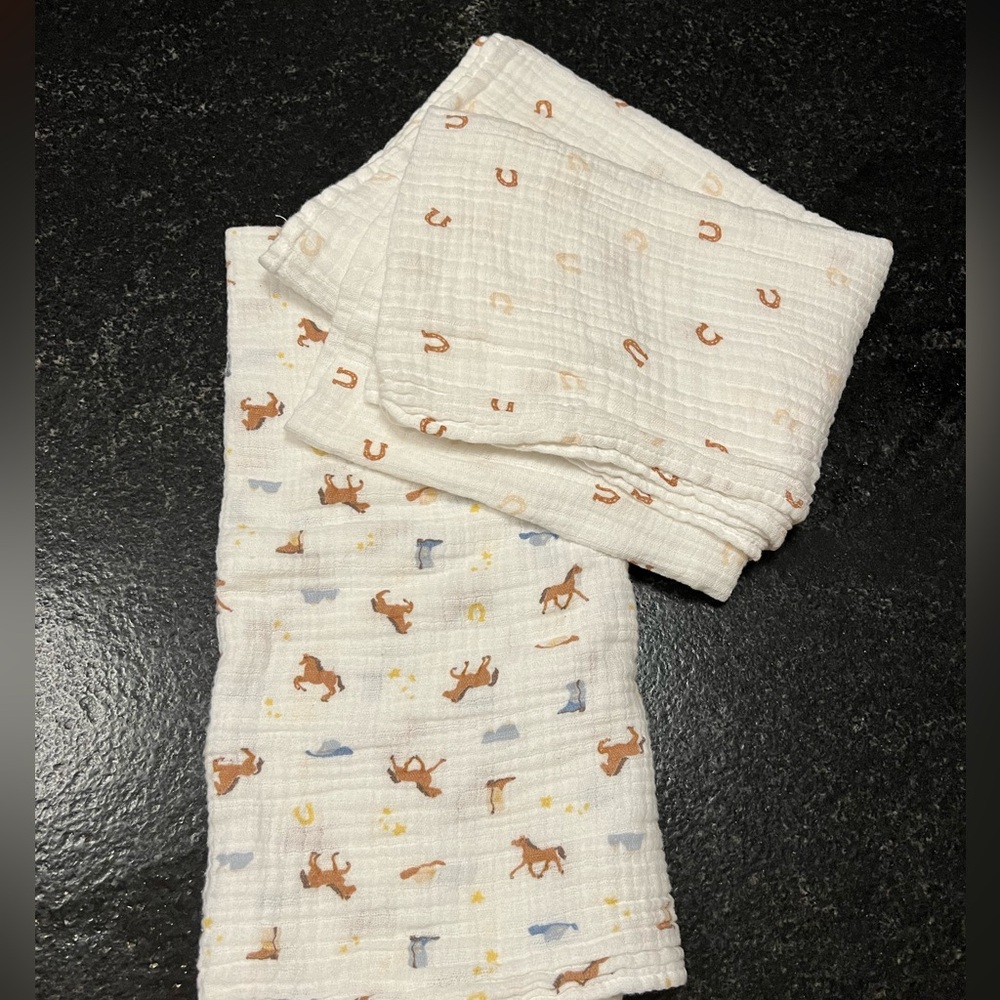 Chick Pea Muslin blanket Set - White with Animal and Horseshoe Print